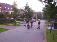 De nieuwe buurtkinderen helpen me leren fietsen